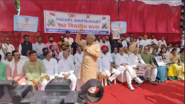 शराब-घोटाले में रामगोपाल अग्रवाल की गिरफ्तारी पर कांग्रेस का धरना: