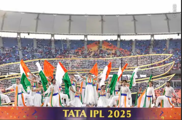 IPL फाइनल की क्लोजिंग सेरेमनी में एयरफोर्स का फ्लाई पास्ट:आसमान में तिरंगा बनाया, शंकर महादेवन ने गाया- 