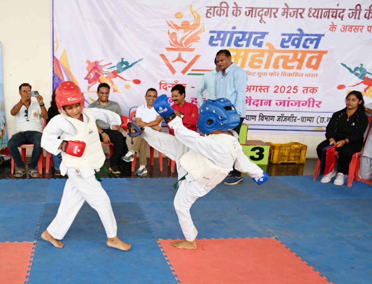 सांसद खेल महोत्सव के दूसरे दिन हॉकी, बालीबाल, हैण्डबाल, कराते, फेसिंग, फुटबाल सहित विभिन्न खेलों का हुआ आयोजन