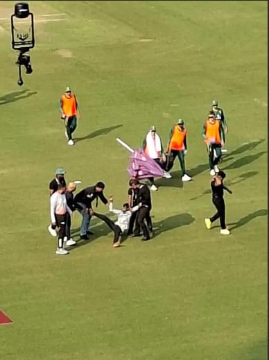 IND-SA दूसरा वनडे...मैच के दौरान ग्राउंड में घुसा फैन