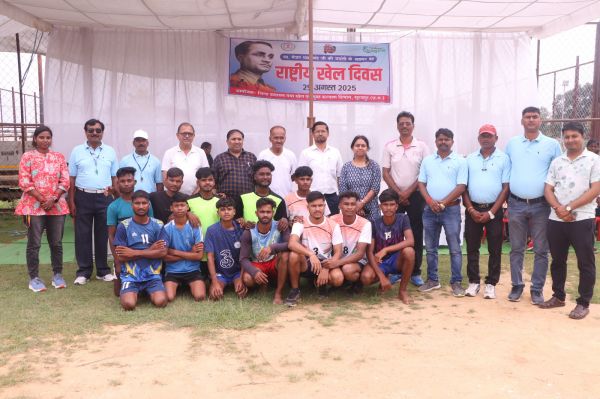 विधायक श्रीमती पोर्ते द्वारा नशा से दूर रहने और खेल गतिविधियों से जुड़ने का दिया गया संदेश  -खेल दिवस पर सूरजपुर में 03 दिवसीय वॉलीबॉल प्रतियोगिता का शुभारंभ