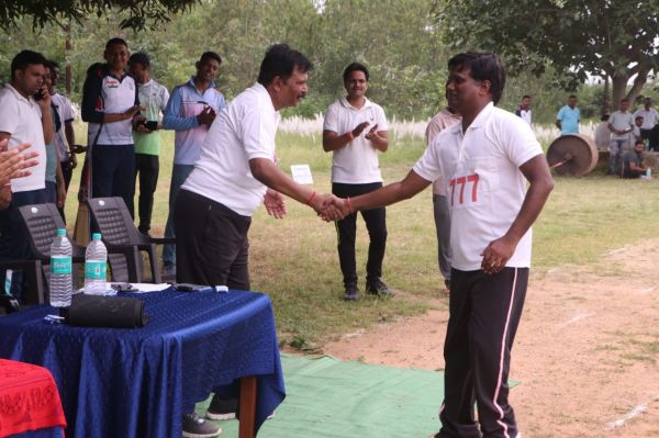 कलेक्ट्रेट 11 ने पुलिस 11 को हराया, महिला वर्ग में भी कलेक्ट्रेट टीम विजयी खेल दिवस के अवसर क्रिकेट मैच का किया गया आयोजन