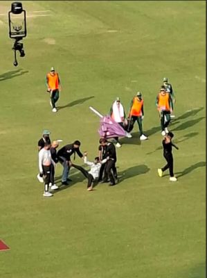 IND-SA दूसरा वनडे...मैच के दौरान ग्राउंड में घुसा फैन