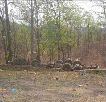 घाट पेंडारी खाई में जा गिरी  ट्रक 