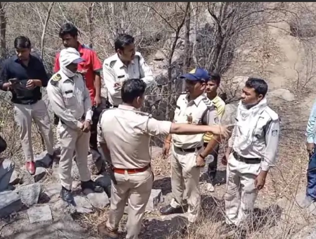 अब्दुल ने गर्लफ्रेंड को मिठाई दी, फिर चाकू मारे