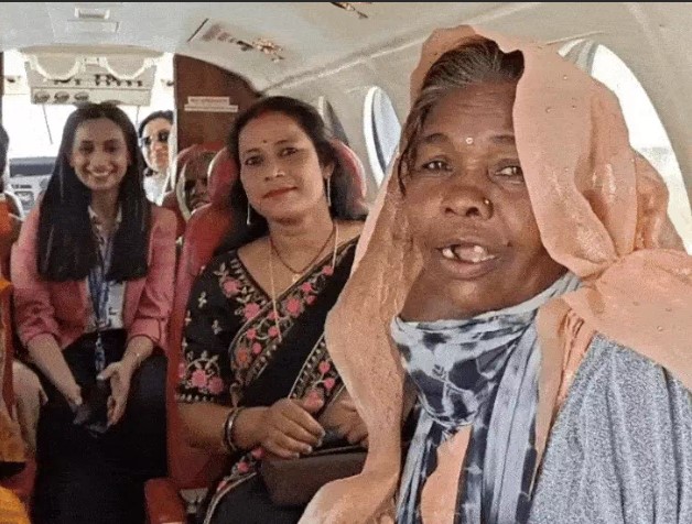 पहले हवाई जहाज के पैर पड़े फिर बैठीं आदिवासी महिलाएं: