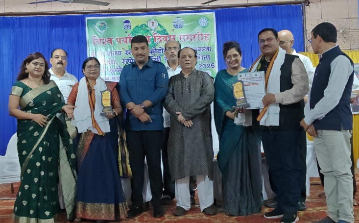 विश्व पर्यावरण दिवस पर आयोजित दो-दिवसीय राज्यस्तरीय कार्यक्रम राघवेंद्र राव सभागार बिलासपुर में सम्पन्न ।  शशिभूषण सोनी, डॉ रविन्द्र द्विवेदी तथा डॉ श्रीमति कुमुदिनी द्विवेदी  राज्य स्तरीय पुरस्कार से किए गए सम्मानित  ।