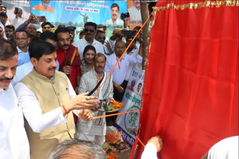 कुर्सी से गिरे सीएम मोहन यादव, मंच पर बिगड़ा बैलेंस