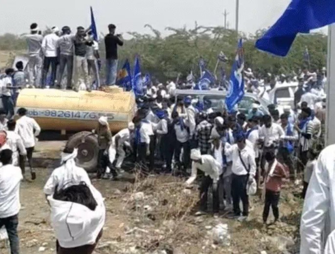 अंबेडकर मूर्ति विवाद में भीम आर्मी का प्रदर्शन