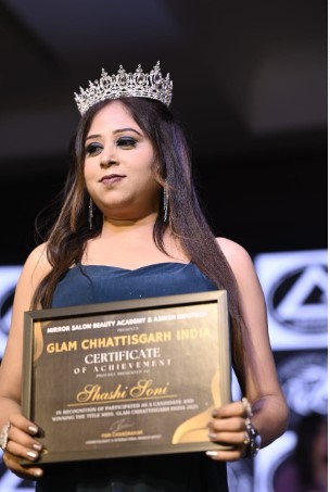 शशि सोनी बनी मिस गलेम छत्तीसगढ़- 2025  आयोजित समारोह में स्नेहा उल्लाल बालीवुड ऐक्ट्रेस लक्की मूवीज विशेष रूप से आमंत्रित थी।