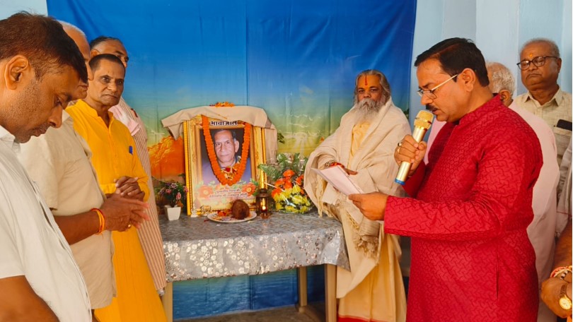 स्मृति शेष रामचरण सोनी, पूर्व नपाध्यक्ष चांपा को श्रद्धांजलि अर्पित करने राजेश्री डॉ रामसुंदर दास महंत पहुंचे और पुष्पांजलि देकर सोनी परिवार को ढांढस बंधाया ।