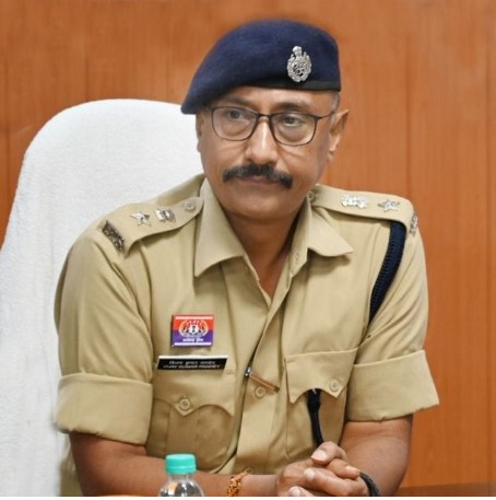 थाने मे किसी भी स्टाफ की कोई भी अवैध कारोबार कर रहे अपराधियों से संलिप्तता थाना प्रभारी की संलिप्तता मानी जाएगी- एस पी 