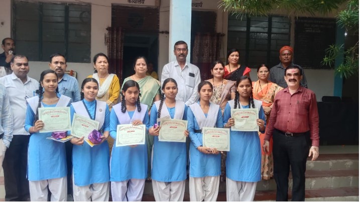 महारानी लक्ष्मीबाई कन्या उच्चतर माध्यमिक शाला चांपा में मनाया गया शाला प्रवेशोत्सव