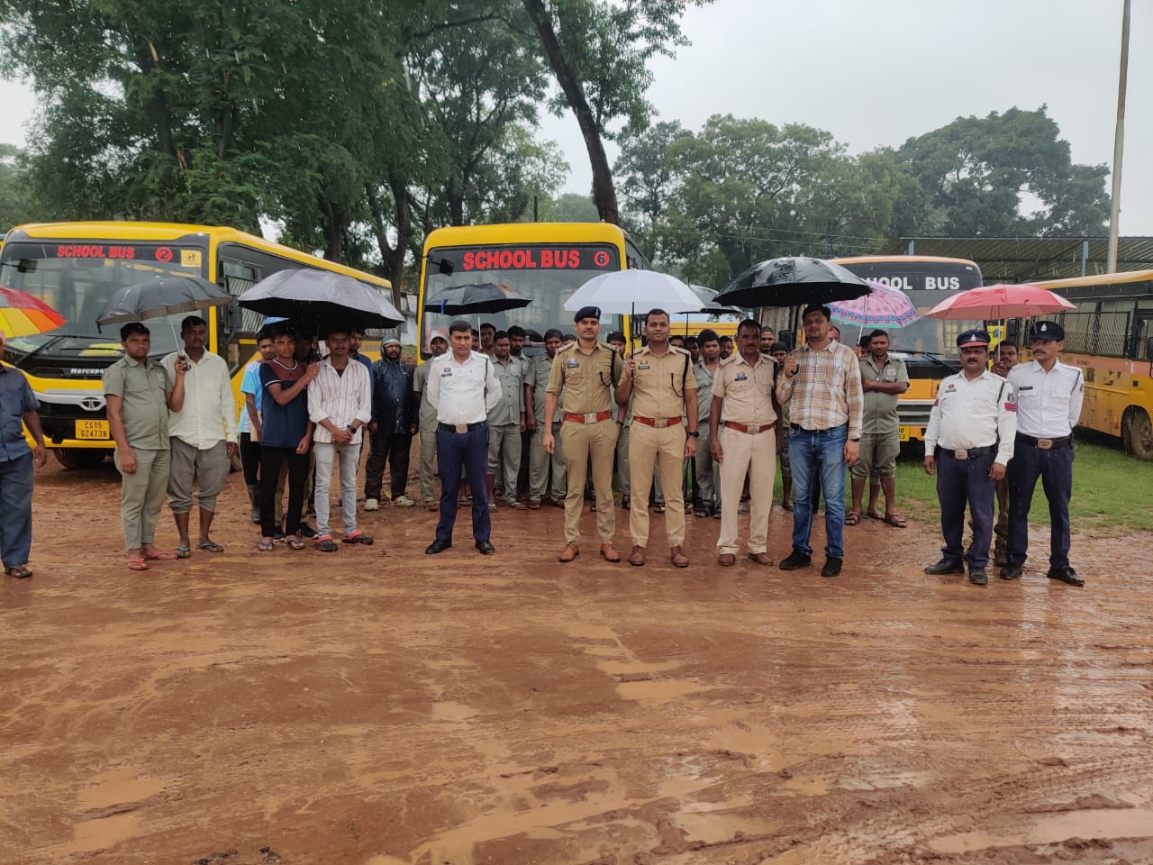 एक दिवसीय विषेष चेकिंग अभियान के तहत की गई &lsquo;&lsquo;स्कूल बसों&rsquo;&rsquo; की चेकिंग, नशा मुक्ति पखवाड़ा कार्यक्रम अंतर्गत स्कूली बस चालको को नशा न करने की दिलाई गई शपथ 