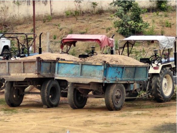 अवैध रेत खनन पर खनिज विभाग की बड़ी कार्यवाही रेत के अवैध परिवहन करते 01 जेसीबी एवं 01 हाइवा समेत 2 ट्रैक्टर जप्त  गिट्टी के अवैध परिवहन करते हाइवा जप्त  रेत के अवैध भण्डारण के 01  प्रकरण दर्ज