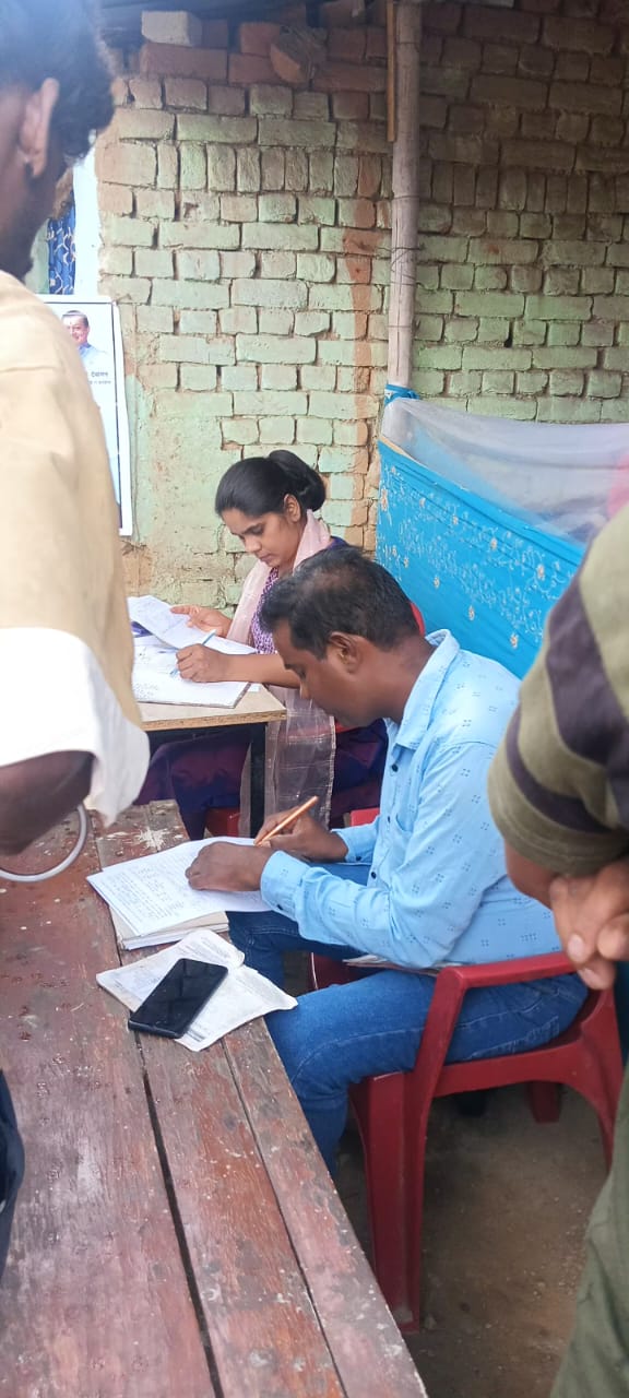 छत्तीसगढ श्रमिक पंजीयन निःशुल्क कैम्प ................... जांजगीर-चांपा, नगर पालिका परिषद जाजगीर नैला के स्लम क्षेत्र वार्ड क्र 02 दर्रीपारा नैला मे नई रोशनी अम्बेडकर मिशन नागरिक सामाजिक संगठन नैला एंव सामुदायिक स्वास्थ्य एंव विकास परियोजना चाम्पा संयुक्त में दिनांक 21 जून 2025 को नि : शुल्क छतीसगढ़ श्रमिक पंजीयन  शिविर एवं  छतीसगढ़ शासन के योजनाओं से जोड़ा गया।