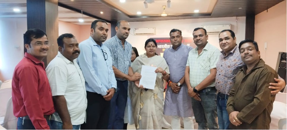 युक्तिकरण से प्रभावित शिक्षकों ने प्रभारी मंत्री ओपी चौधरी से की मुलाकात, समस्याओं के समाधान की मांग।