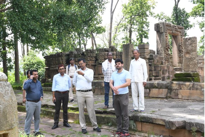 कलेक्टर ने किया डीपाडीह पुरातात्विक स्थल का अवलोकन  धरोहर के संरक्षण, सौंदर्यीकरण के लिए दिए आवश्यक निर्देश