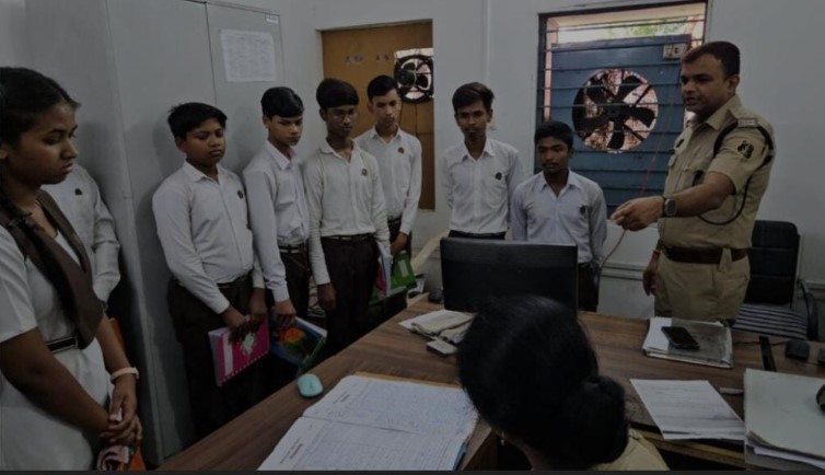 विद्यार्थियों ने जाना पुलिस का जिम्मेदार चेहरा, सरस्वती शिशु मंदिर के छात्रों का थाना भ्रमण