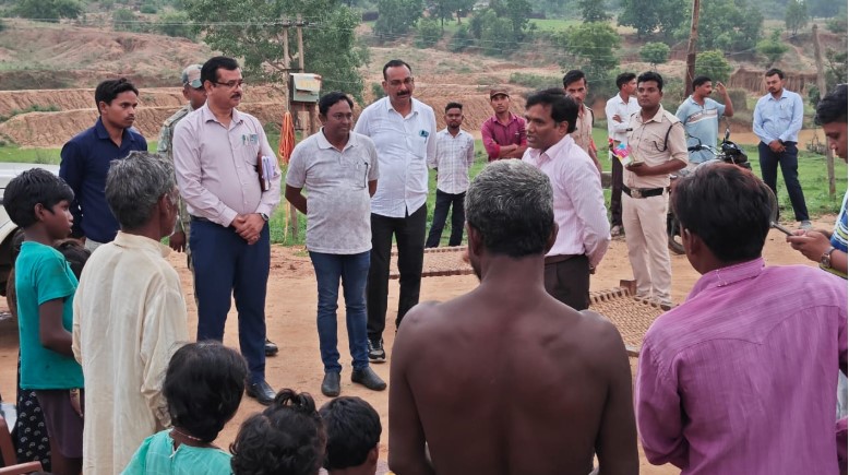 पण्डो बस्ती पहुंचे कलेक्टर, ग्राम वासियों से की मुलाकात  -ओड़गी के ग्राम पंचायत घूर एवं चपदा में पण्डो बस्ती का किया भ्रमण