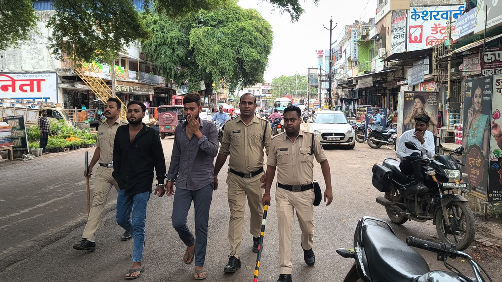 आपराधिक गतिविधियों में शामिल आदतन बदमाशो का निकाला जाएगा अब से जुलूस   शिवरीनारायण थाना क्षेत्र के दो आदतन बदमाशो का निकाला जुलूस