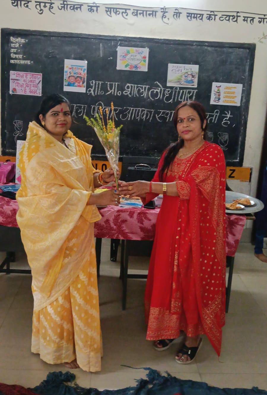 नवप्रवेशी छात्रों का स्वागत कर उन्हें पर्यावरण संरक्षण के महत्व को समझाया गया ।  छात्र-छात्राएं बेहद उत्साहित थी, उन्हें हिमानी सोनी द्वारा बनाया गया सेल्फी जोन में फोटो खींचकर आनंद लिया ।