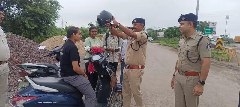 पुलिस हेलमेट के चालान के बजाय लोगों को हेलमेट ही दे दे और पैसे वसूल कर ले।&rdquo; ऑपरेशन उपहार उसी सोच को जमीन पर उतारने का प्रयास है