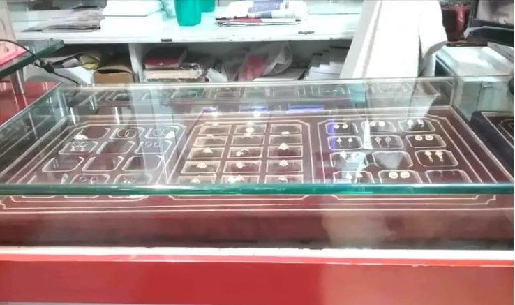 असली बता नकली जेवर थमाया, गिरफ्तार