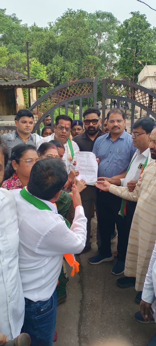 ब्लॉक कांग्रेस कमेटी  ने किया विद्युत विभाग चाम्पा का घेराव