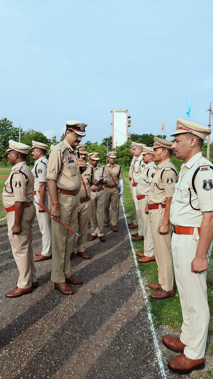 पुलिस महानिरीक्षक डाॅ. संजीव शुक्ला द्वारा पुलिस लाइन जांजगीर, पुलिस अधीक्षक कार्यालय का वार्षिक निरीक्षण उपरांत जिले के सड़क सुरक्षा मितानों का सम्मेलन कार्यक्रम में हुए शामिल,