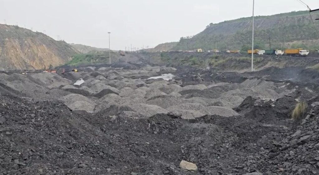 गेवरा खदान में मिट्टी और शेल पत्थर की मिलावट से बढ़ा विवाद, कोल लिफ्टर और पावर प्लांट्स को हो रहा भारी नुकसान...
