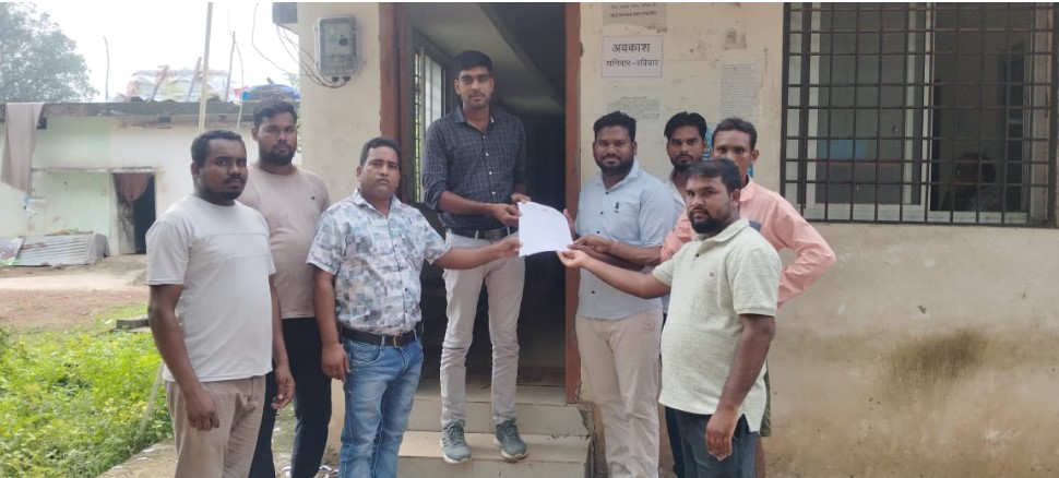 अघोषित बिजली कटौती से परेशान किसान व ग्रामीणों ने कार्यपालन अभियंता के नाम सौंपा ज्ञापन