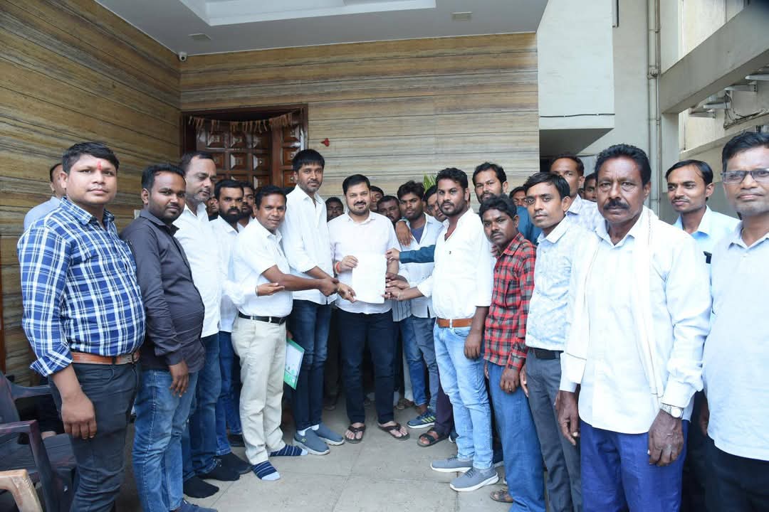 ग्रामीणों ने नलवा स्टील एण्ड पॉवर लिमिटेड के लोक सुनवाई व उक्त परियोजन को निरस्त करने विधायक को सौंपा ज्ञापन