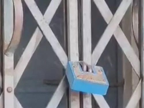 शिक्षकों की कमी, स्कूल में लगाया ताला, अंग्रेजी-संस्कृत की क्लास पूरी तरह बंद, नियुक्ति की मांग पर अड़े पेरेंट्स