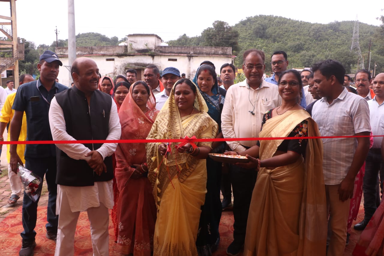 आकांक्षी विकासखंड कार्यक्रम के अंतर्गत संपूर्णता अभियान सम्मान समारोह का किया गया आयोजन  प्रतापपुर विकासखंड को नीति आयोग की ओर से विधायक श्रीमती शकुंतला पोर्ते ने प्रदान किया गोल्डमेडल