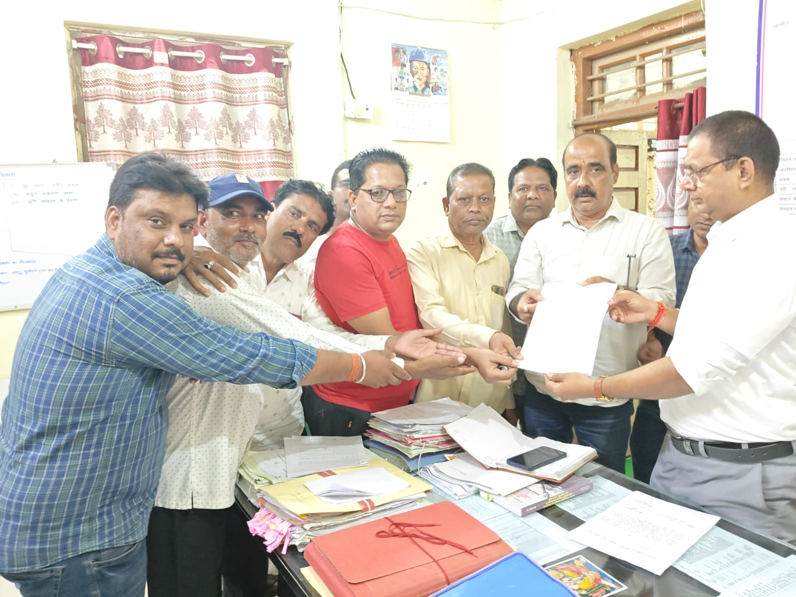 खरसिया कांग्रेस ने स्वीकृत जगह पर ओवर ब्रिज बनाने मुख्यमंत्री के नाम सौपा ज्ञापन  प्रधानमंत्री मोदी के वर्चुअल शिलान्यास के बाद ओवरब्रिज नही बना रही भाजपा 