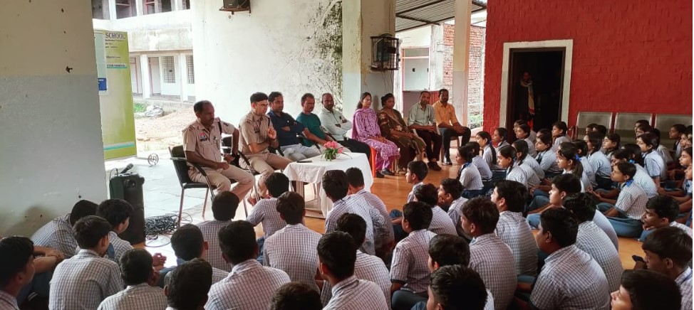 थाना पामगढ़ पुलिस की पहल, थाना पामगढ़ क्षेत्र के ग्राम कुटराबोड़ के मथोर्मा स्कूल में यातायात/सायबर जाकरूकत कार्यक्रम का आयोजन किया गया