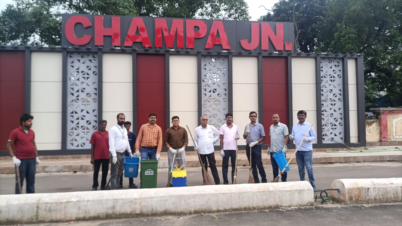 स्वच्छता पखवाड़ा अभियान के अंतर्गत रेल्वे स्टेशन चांपा में चल रहा सफाई अभियान...  रेल्वे स्टेशन सलाहकार समिति के सदस्यों सहित रेल्वे के अधिकारी कर्मचारी रहे मौजूद 