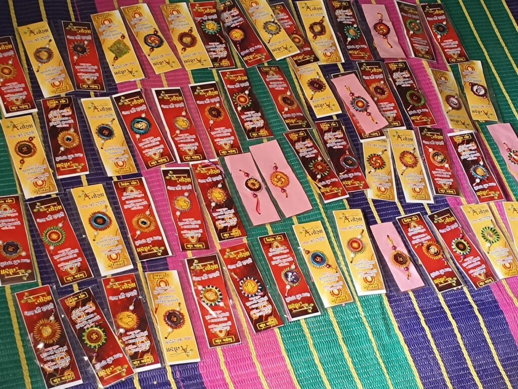 आकर्षण का केंद्र बन धान से निर्मित राखी....  देवरी सारागांव के चूड़ामणि और उनकी पत्नी ने की धान और चावल से राखी बनाने की शुरुआत 