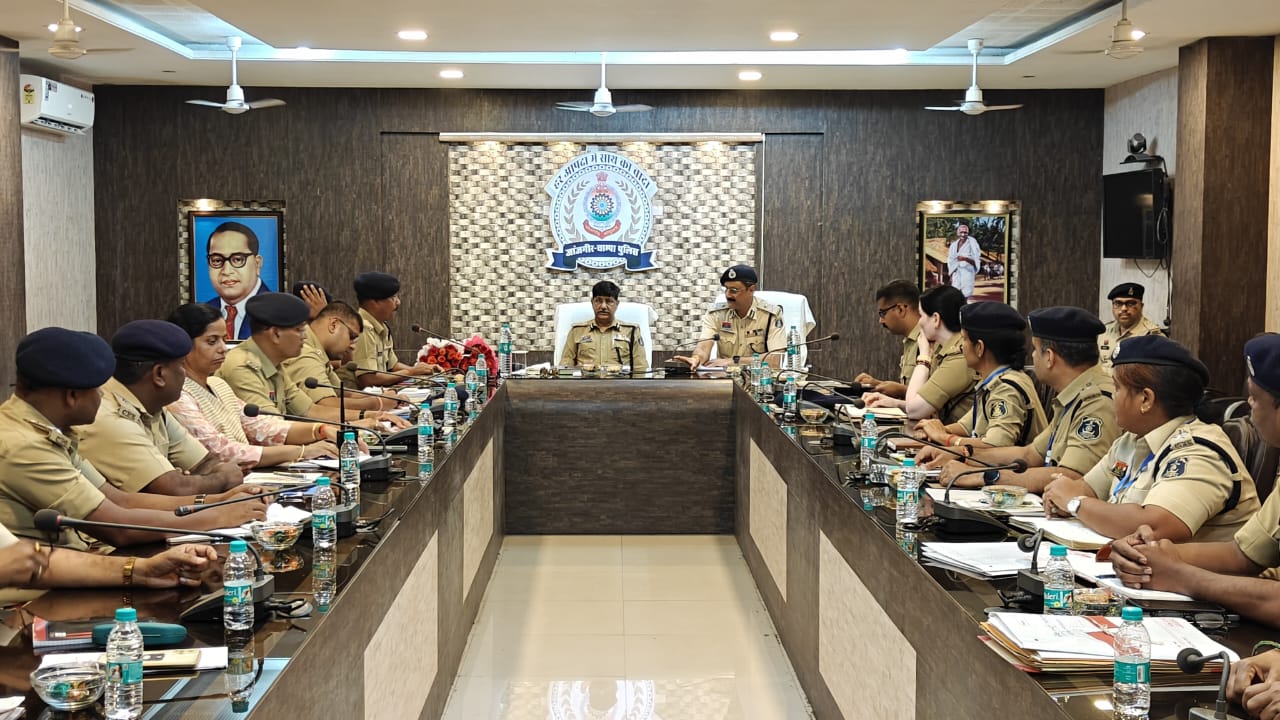 पुलिस महानिदेशक छत्तीसगढ़ श्री अरुण देव गौतम द्वारा ली गई बिलासपुर रेंज के 04 जिले के SP एवं जिले के राजपत्रित अधिकारियों की समीक्षा बैठक