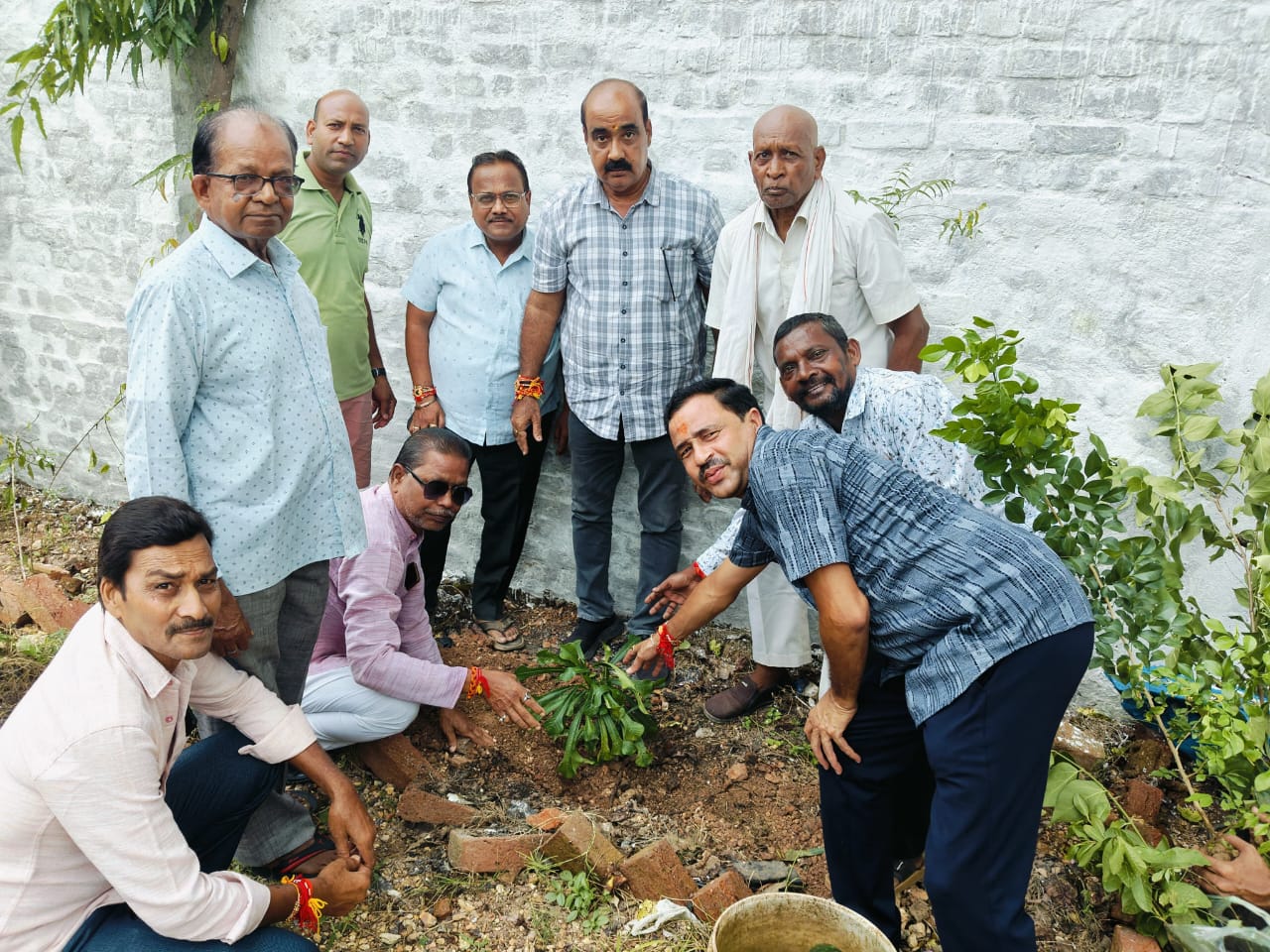 खरसिया   शहीद दिनेश पटेल की जन्म जयंती पर कांग्रेस परिवार ने किया वृक्षारोपण   अपने जीवन के खास मौके अवसर पर वृक्षारोपण जरूर करें-- वरिष्ठ नेता सुनील शर्मा