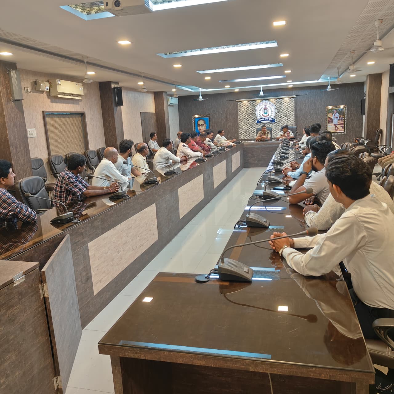 प्रतिबंधित नशीली दवाओं की बिक्री को रोकने के लिए जिले के मेडिकल संचालकों की बैठक ..