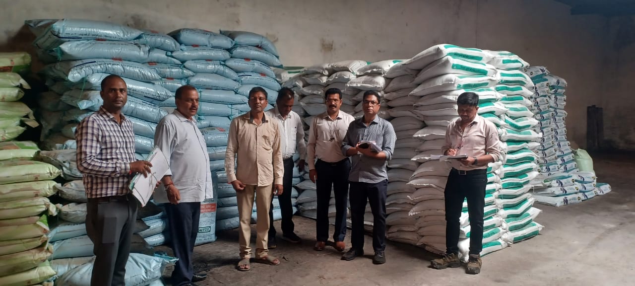 संचालनालय कृषि के अधिकारियों द्वारा उर्वरक प्रतिष्ठानों का किया गया औचक निरीक्षण