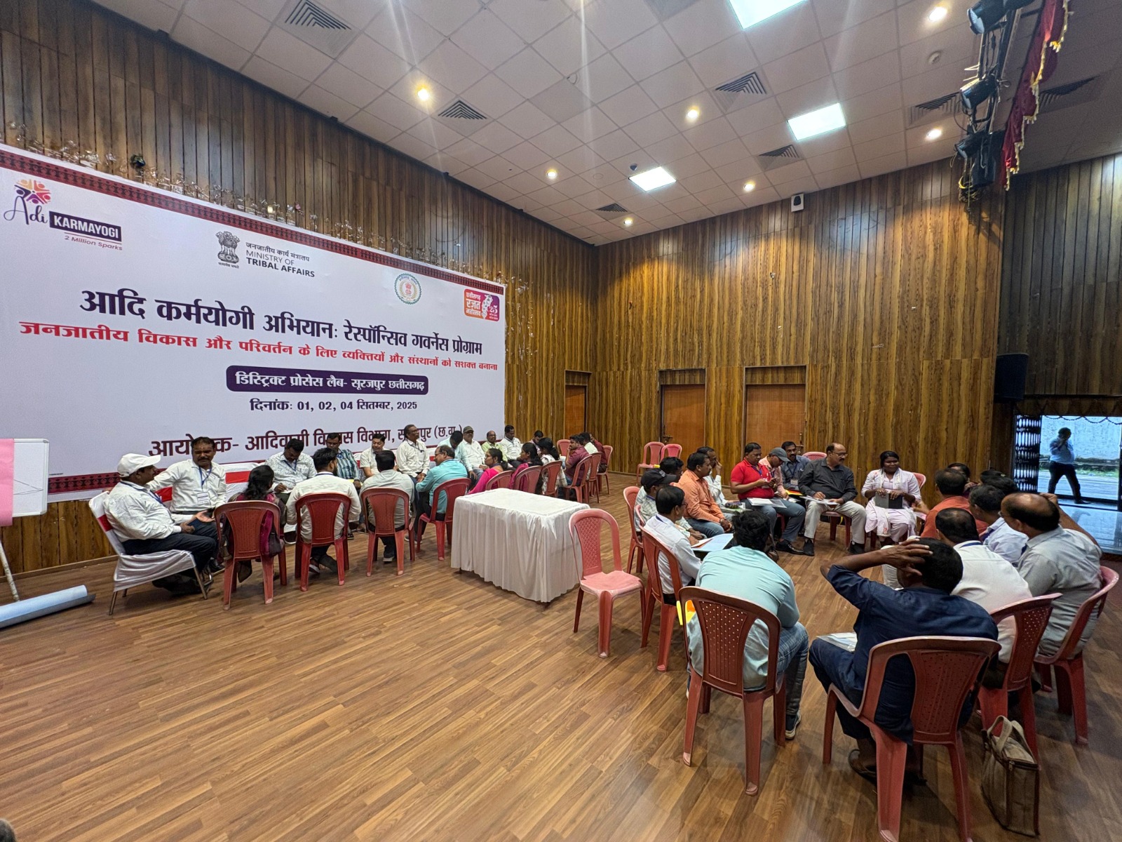 आदि कर्मयोगी अभियान तहत सूरजपुर ऑडिटोरियम में जिला स्तरीय मास्टर ट्रेनरों द्वारा दिया गया प्रशिक्षण