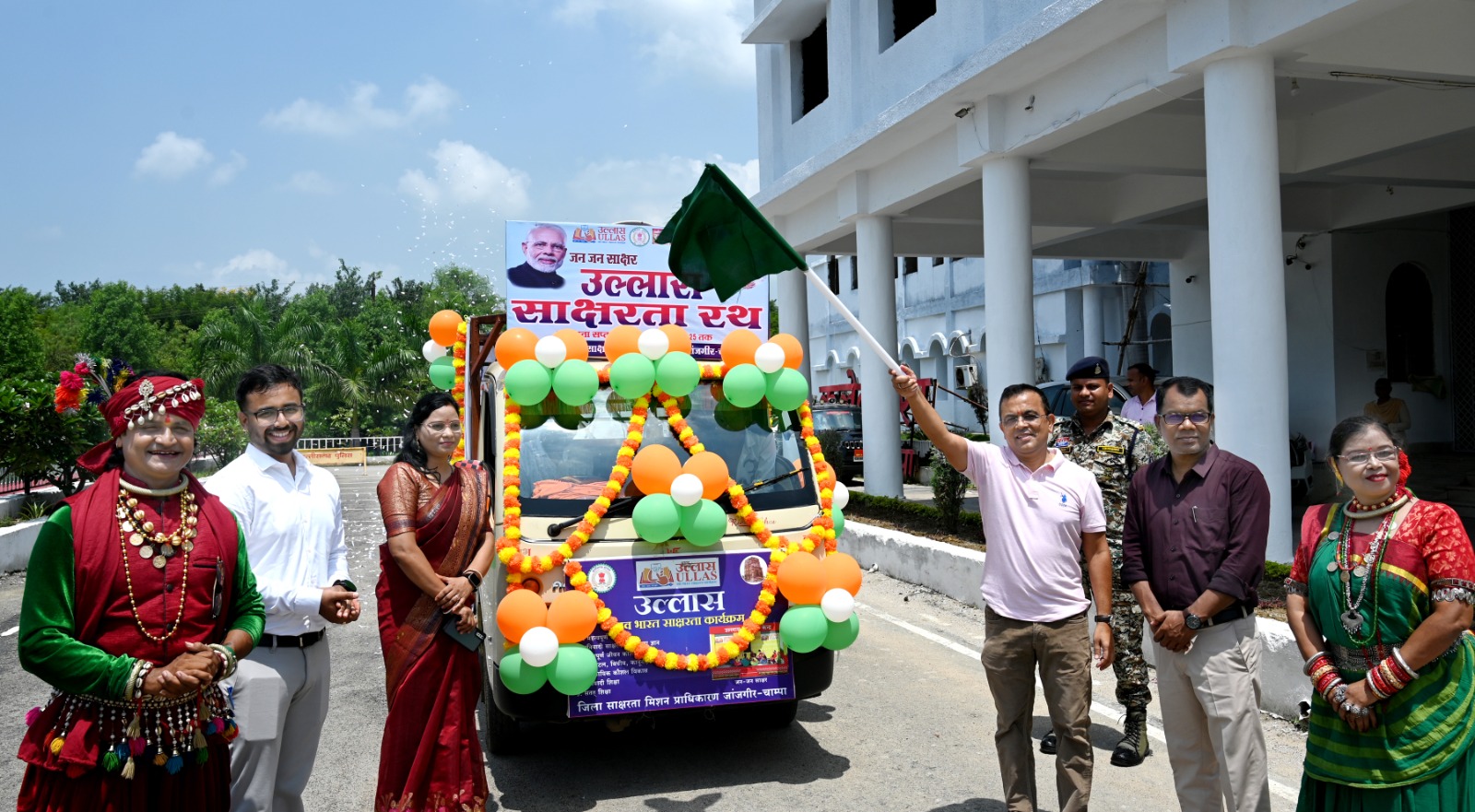 छत्तीसगढ़ रजत जयंती महोत्सव के अवसर पर उल्लास साक्षरता रथ को कलेक्टर ने हरी झंडी दिखाकर किया रवाना