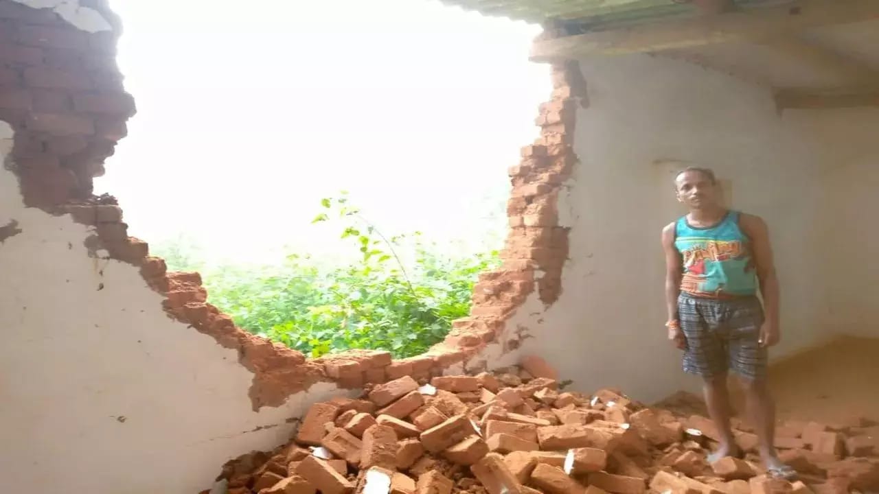 हाथी के आतंक से पूरा गांव भयभीत, कई परिवार बेघर