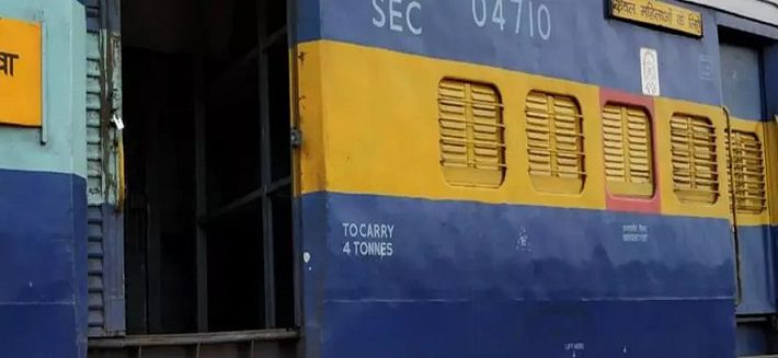 दो रेलवे अधिकारी सस्पेंड, रेलडाली से टकराई थी एक्सप्रेस ट्रेन