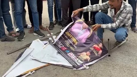 "एल्विस के बाद अब गोविंदा के गरबा कार्यक्रम का विरोध, पोस्टर फाड़ने और आग लगाने का प्रयास।