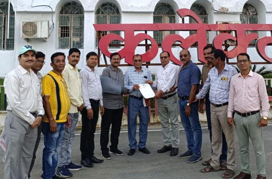 संसाधन विहीन विद्यालयों में ऑनलाइन कार्य असंभव : छत्तीसगढ़ शिक्षक संघ  शिक्षक संघ जिला जांजगीर-चांपा इकाई ने जिला शिक्षा अधिकारी को सौंपा ज्ञापन।