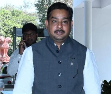 विद्युत विभाग के कार्य में अधिकारियों कर्मचारियों से मिलकर ठेकेदार ने किए किए करोड़ों का घोटाला  मुख्यमंत्री को पत्र लिखकर जैजैपुर विधायक बालेश्वर ने की है उच्चस्तरीय जांच की मांग 